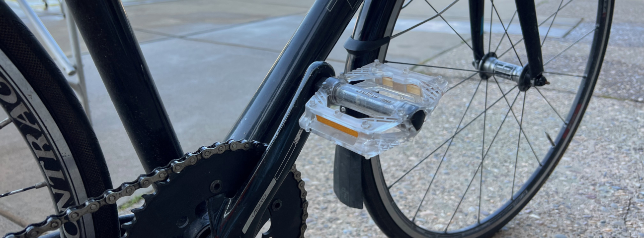 Which are better: Clipless bike pedals or flat pedals?