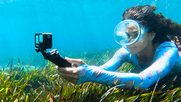 woman-using-a-gopro-hero9-camera-underwater-carousel