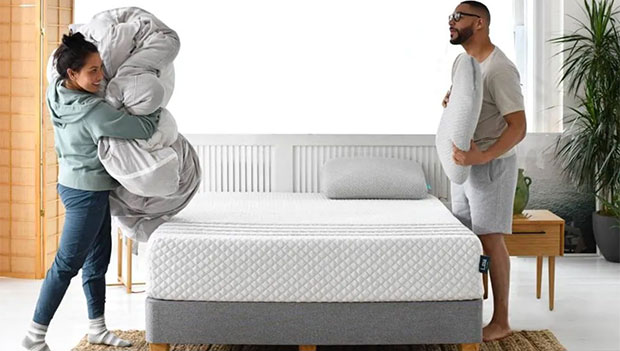 couple setting up leesa mattress