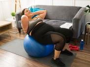 woman-doing-exercise-ball-crunches
