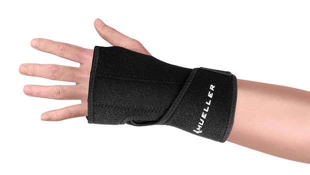 MUELLER Sports Medicine Reversible Wrist Brace with Splint