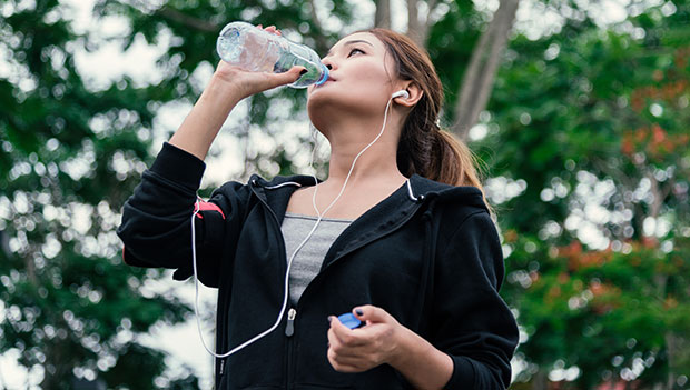 How-to-prevent-cramps-while-running_woman-drinking-water