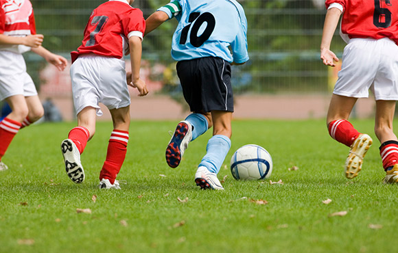 Featured image of post Boy Playing Football Drawing Easy / This is a necessary step for the development of drawing skills !!!