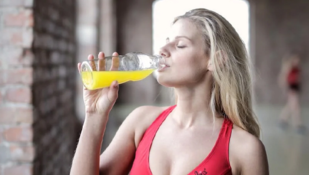 woman drinking juice cleanse
